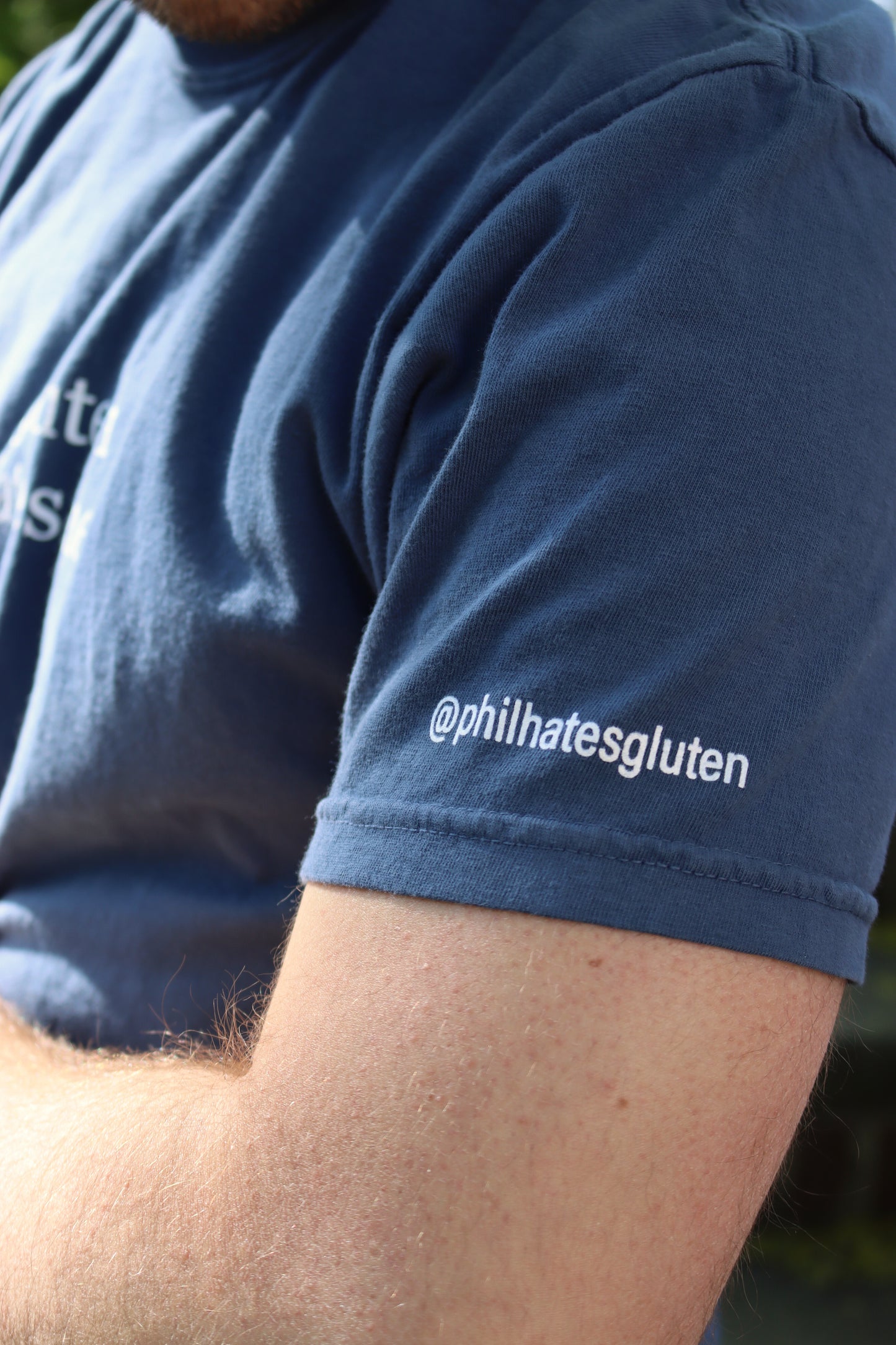 "gluten hates me" tee - midnight blue