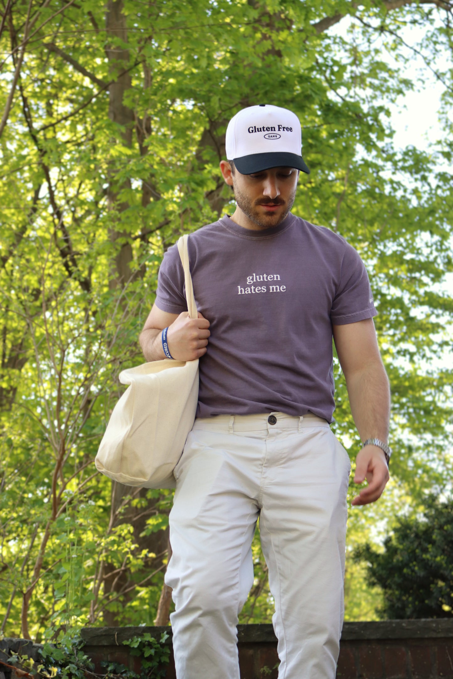 "gluten hates me" tee - wine