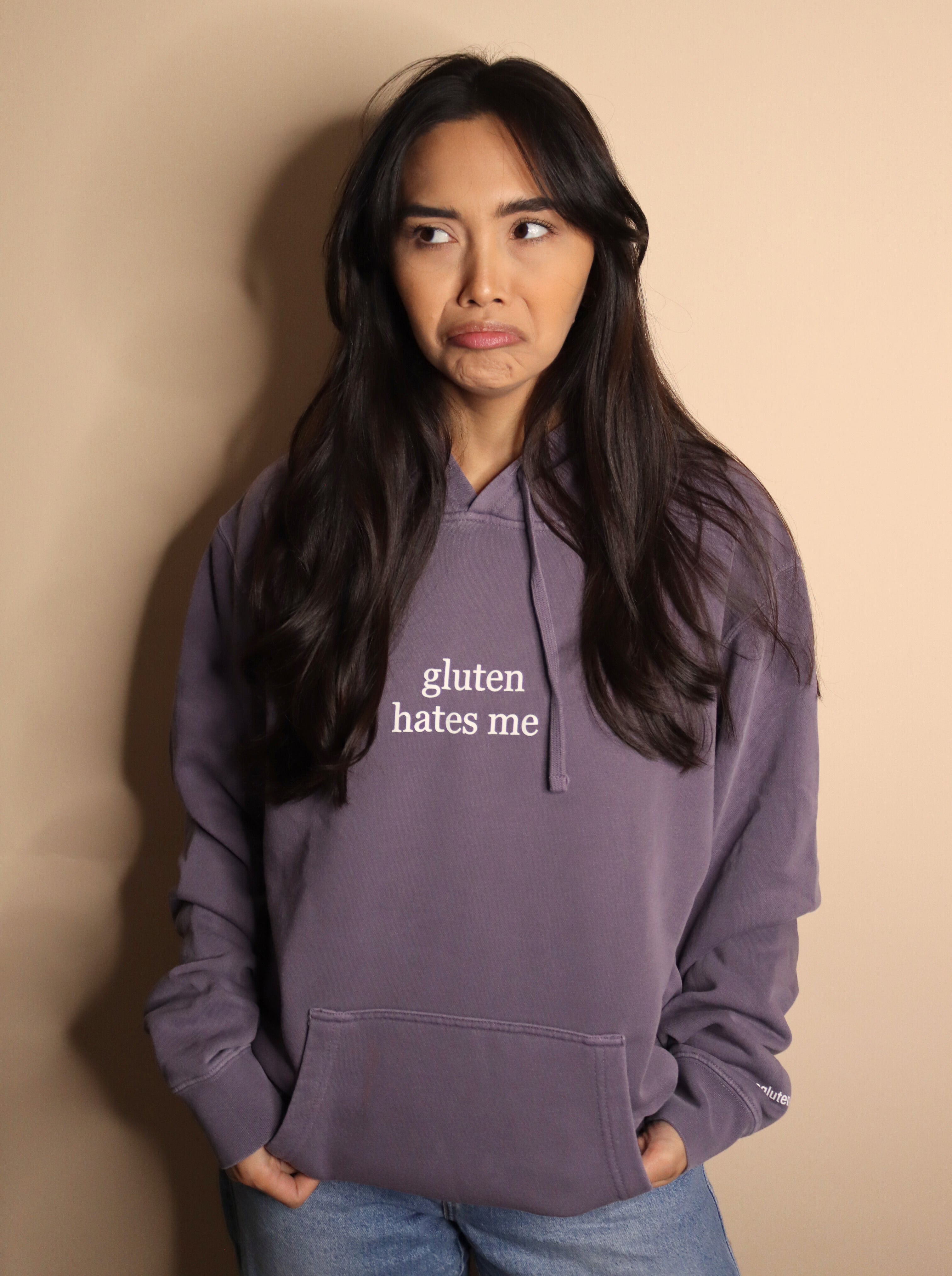 "gluten hates me" hoodie - pigment plum