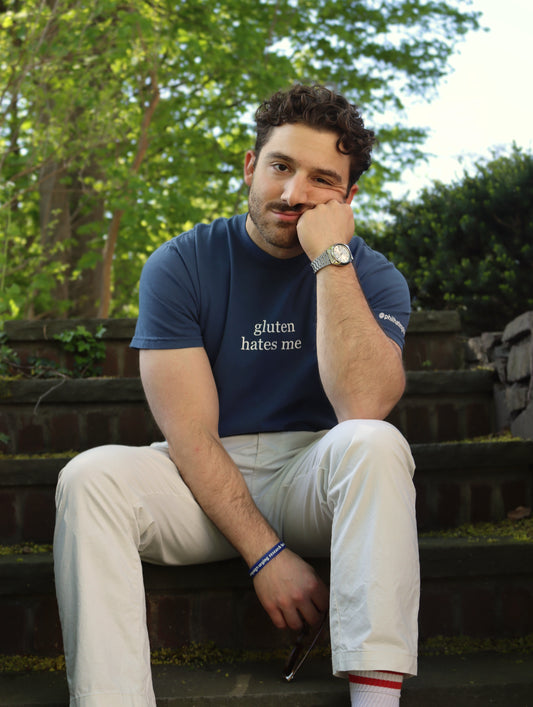 "gluten hates me" tee - midnight blue
