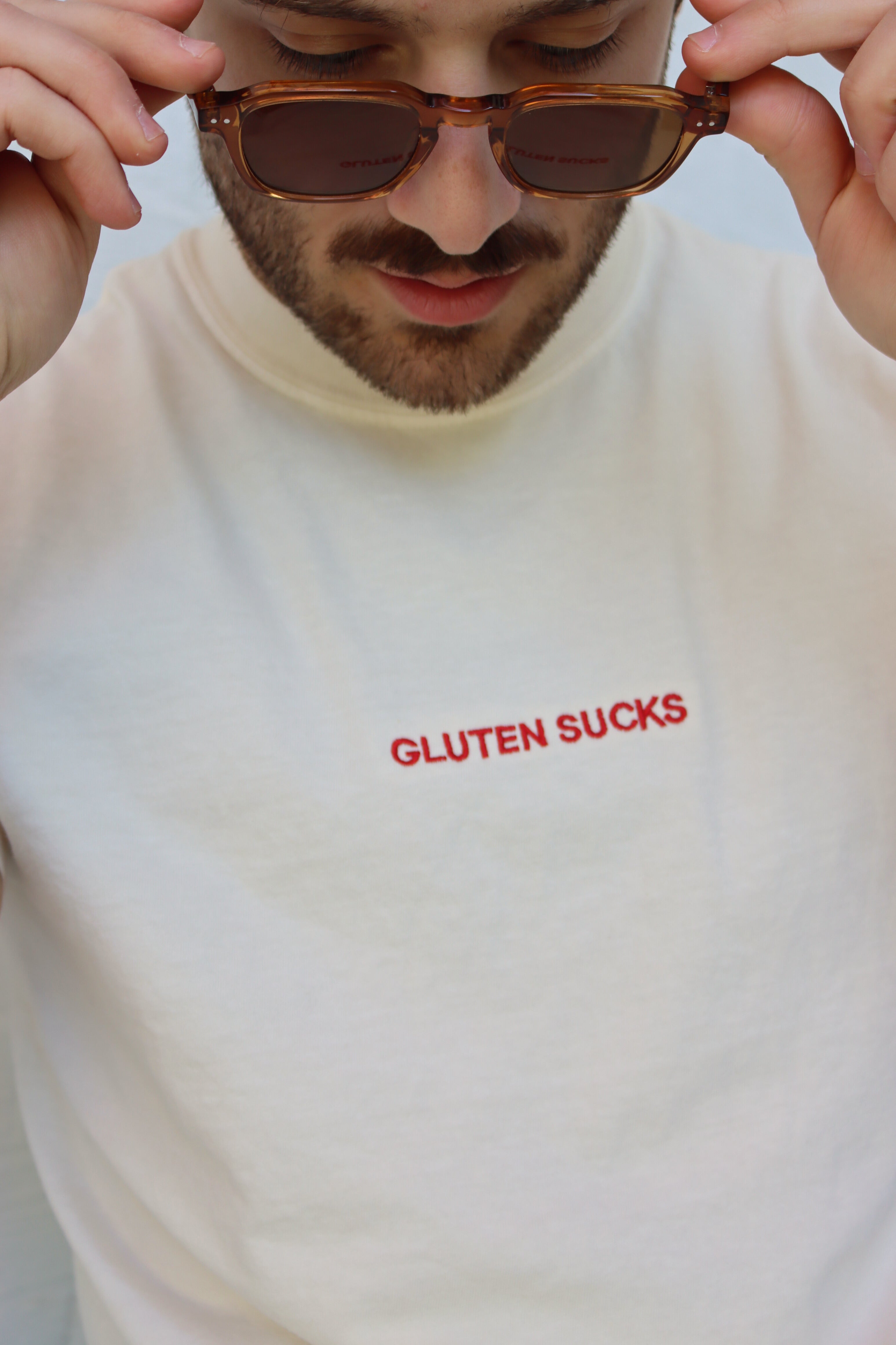 "gluten sucks" embroidered tee - ivory