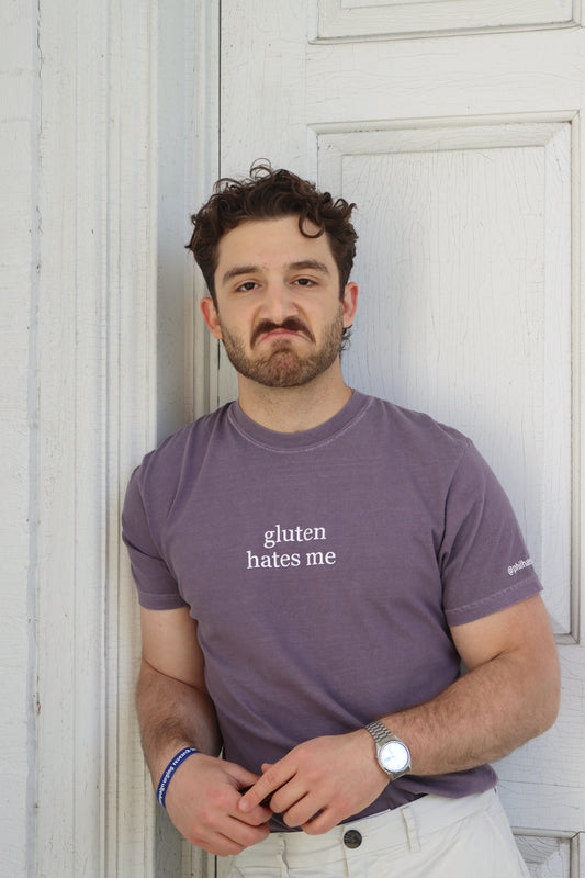 "gluten hates me" tee - wine