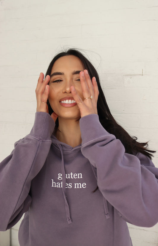 "gluten hates me" hoodie - pigment plum