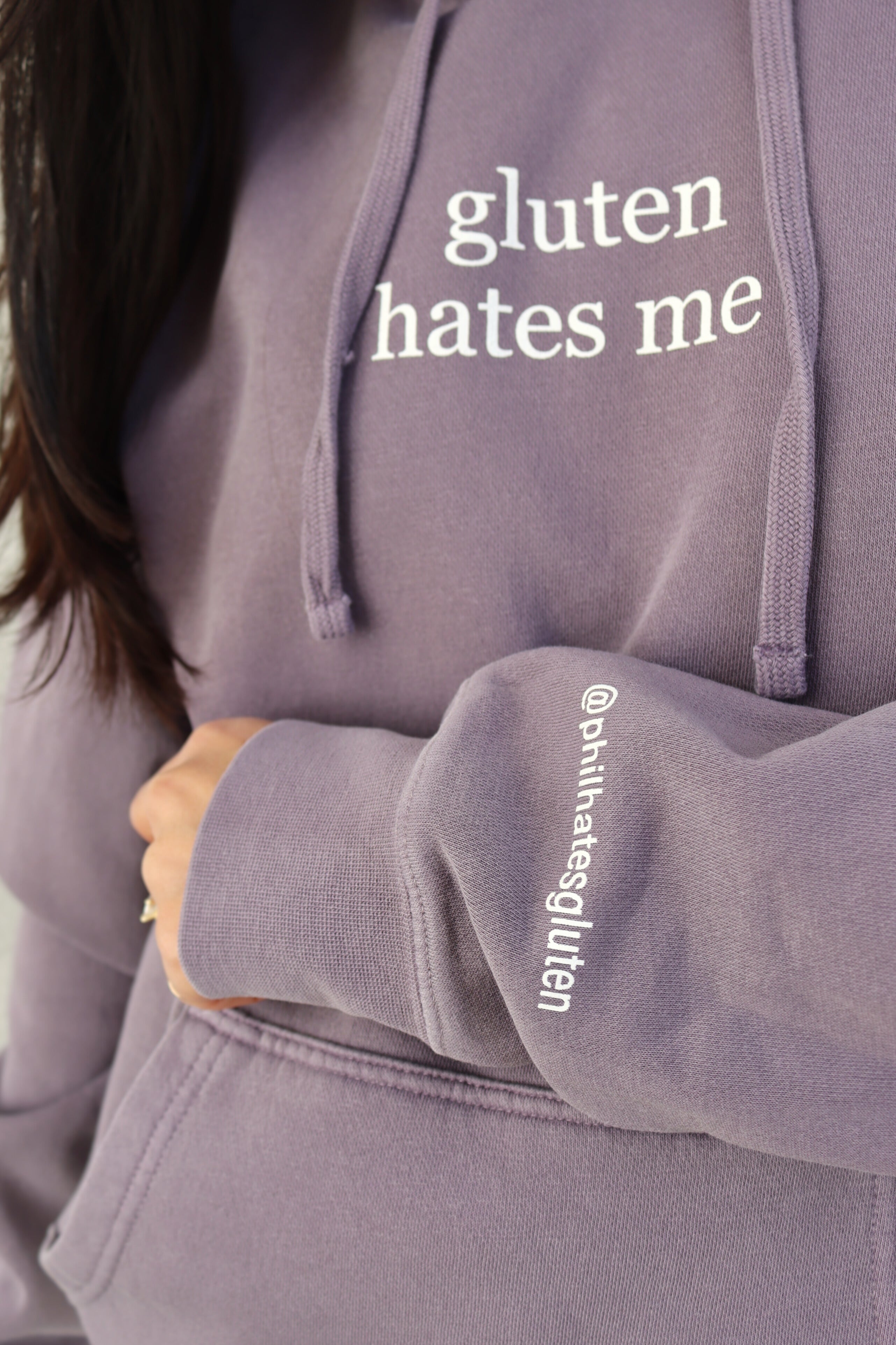 "gluten hates me" hoodie - pigment plum