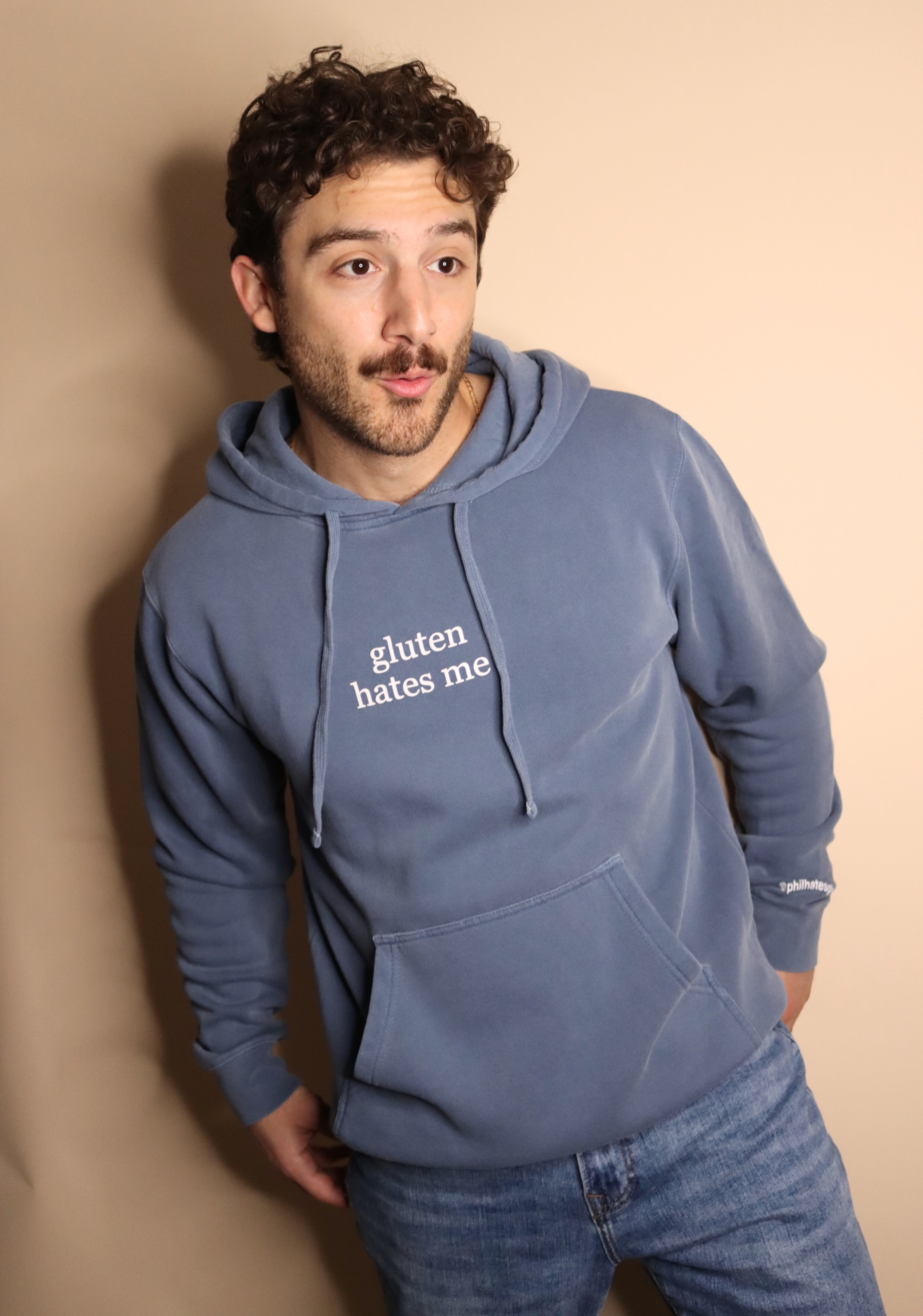 "gluten hates me" hoodie - pigment slate blue