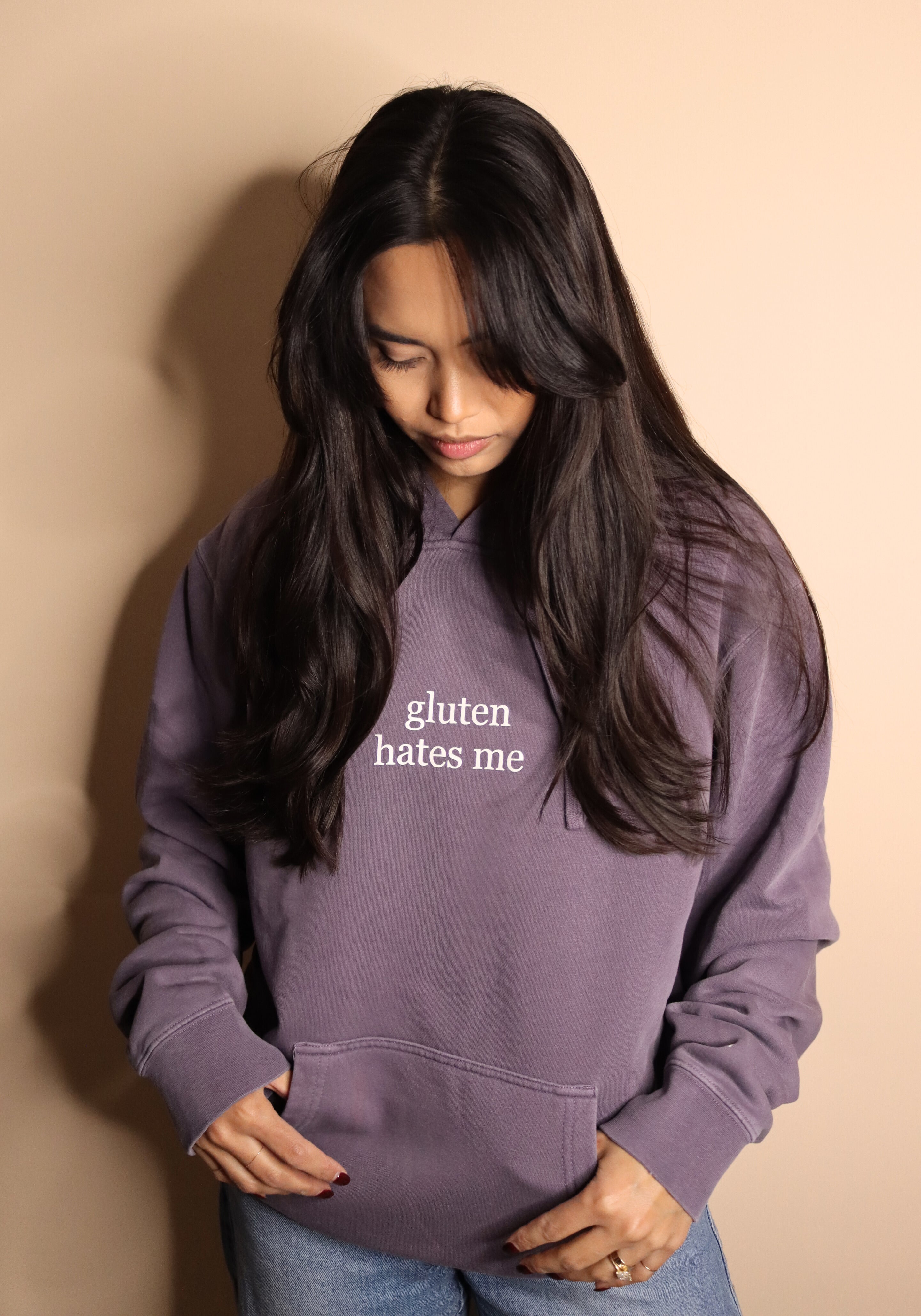 "gluten hates me" hoodie - pigment plum