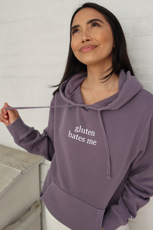 "gluten hates me" hoodie - pigment plum